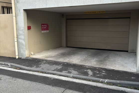 Vignette parking Commissariat de police - boulevard de la Pérouse - Marseille 8