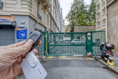 Vignette parking Métro Georges V - rue de Berri - Paris 8
