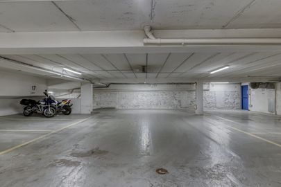 Vignette parking Métro Georges V - rue de Berri - Paris 8